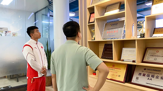 郑鹏飞参观门徒娱乐公司 郑鹏飞参观门徒娱乐公司