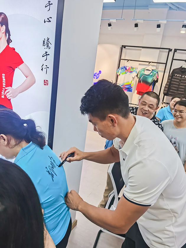 郑鹏飞签名现场 郑鹏飞签名现场